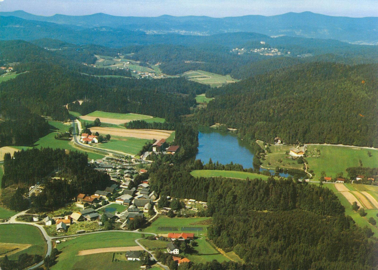 Blick über den Dreiburgensee zu den Bayerwaldbergen.