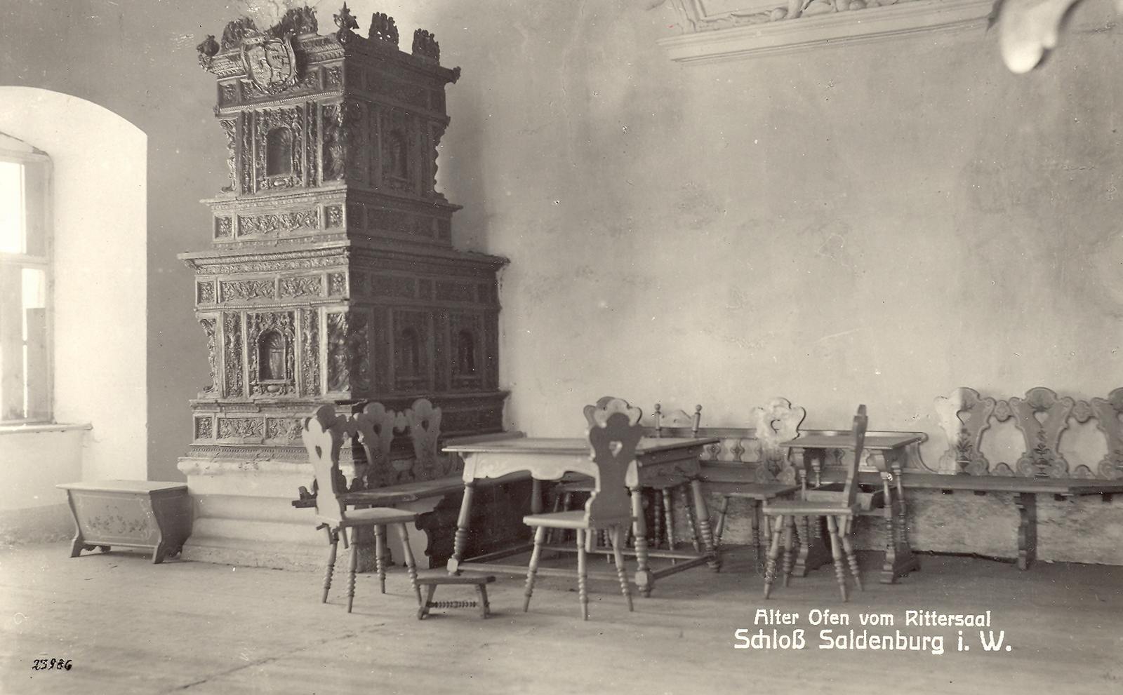 Der Kachelofen im Rittersaal.