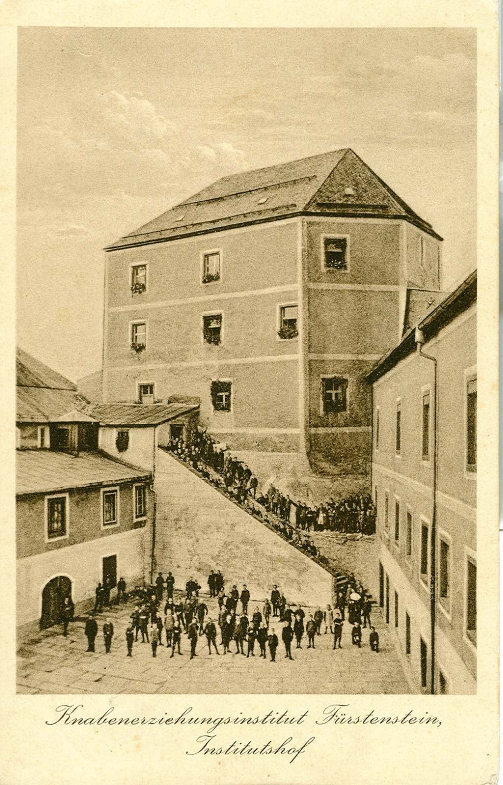 Schüler im Innenhof und auf der Treppe.